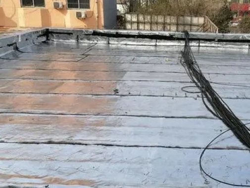 西乌珠穆沁卫生间漏水维修公司分享下西乌珠穆沁屋面楼顶防水刚性防水层施工要点。